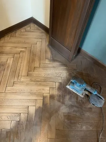 逗子市にて輸入住宅の床塗り替えです（作業中）