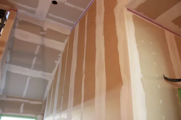 横浜市鶴見区にて洋風マンションの内装塗装の様子「ドライウォールと珪藻土使用」