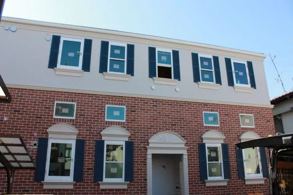 横浜市鶴見区にて洋風マンションの外壁塗装の様子「エイジング塗装を使用」