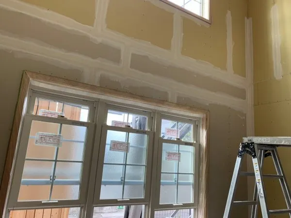 藤沢市にて洋風マンションの内装・木部塗装「ドライウォールによる下地処理です」