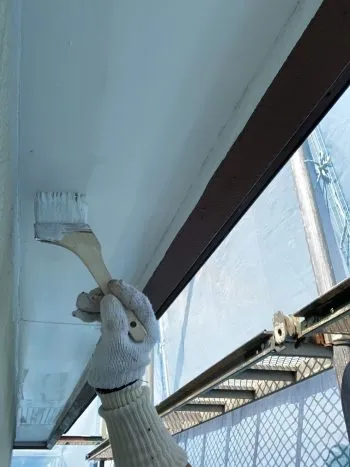 鎌倉市の戸建てにて木部塗装（扉・窓枠・破風）の施工事例②