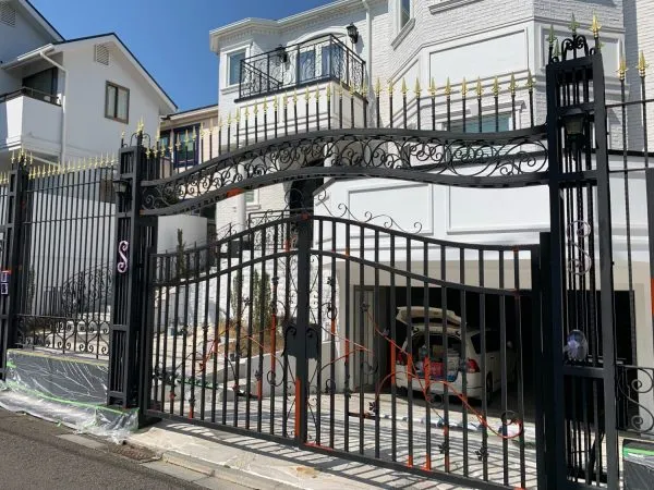 東京都世田谷区の洋風戸建にて鉄部塗装（門扉や階段の手すり）を行いました
