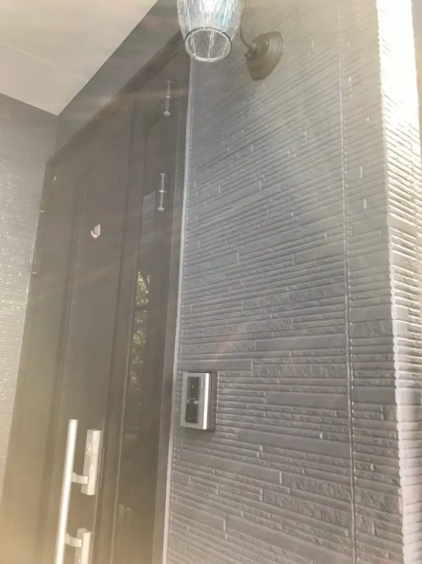 逗子市の戸建にて外壁塗装（玄関）を行いました