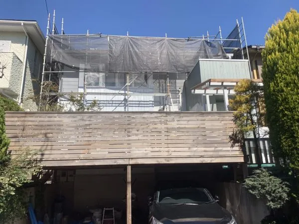葉山町の戸建てにてウッドデッキ塗装の様子③
