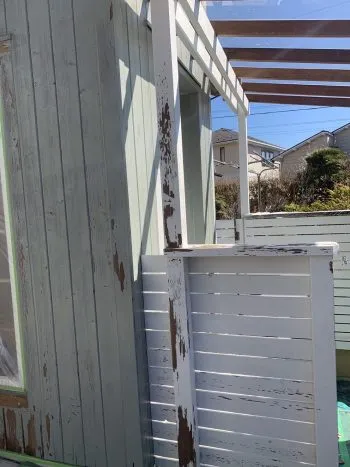 葉山町の戸建てにて木部・鉄部塗装（柵・ポスト）の様子②