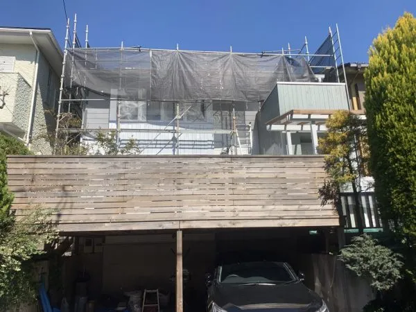 葉山町の戸建てにて外壁塗装の様子①