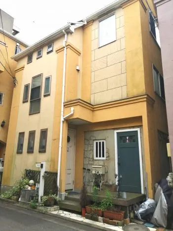 鎌倉市で外壁塗装、窓まわりにモールディング、玄関前にポーチの設置をしました！